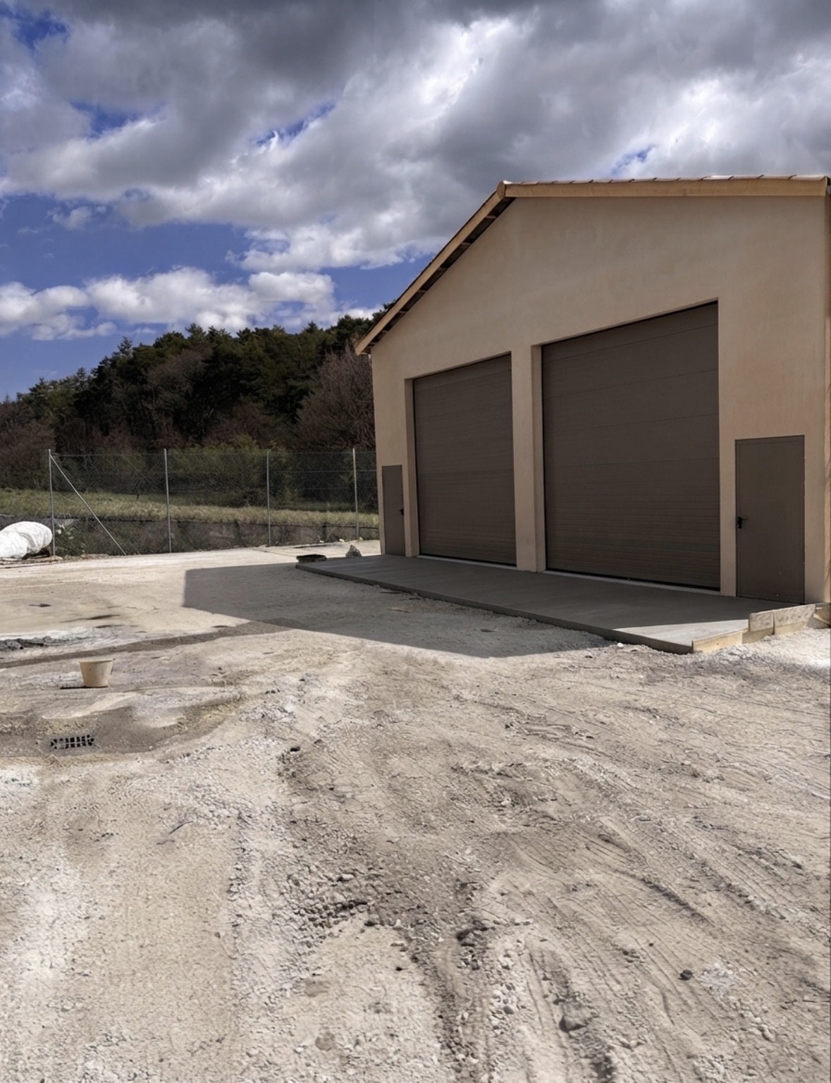 Après — atelier relais neuf avec deux portes sectionnelles, Peyroules