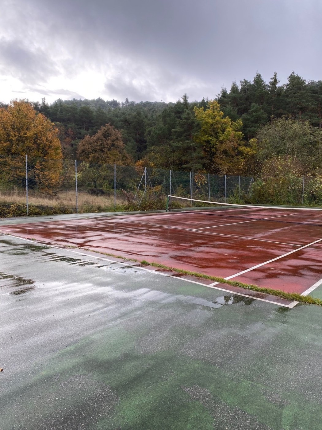 Avant — ancien court de tennis désaffecté à Peyroules