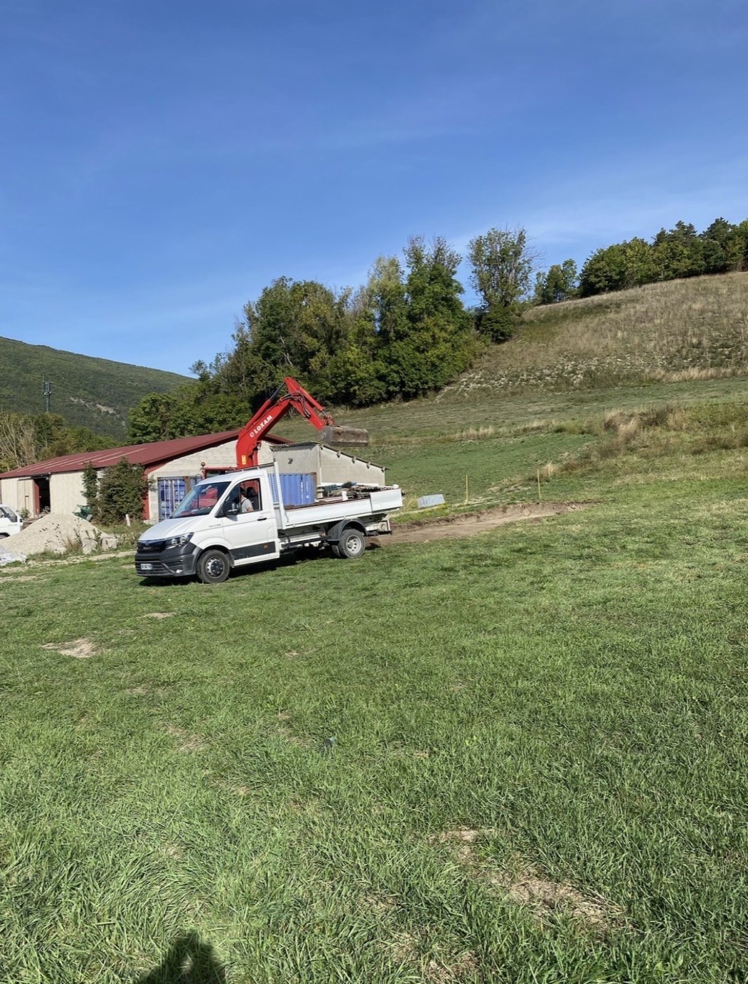 Avant — parcelle en herbe avant terrassement à Allons