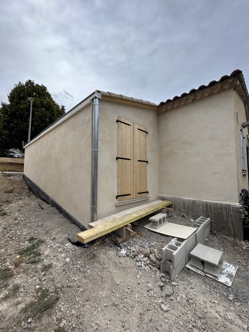 Après — façades enduites, volets et zinguerie posés