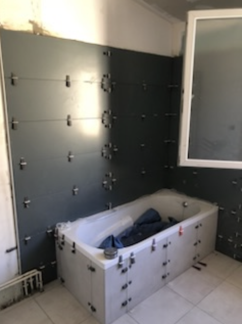 Après — Salle de bain — pose du carrelage mural