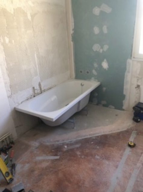 Avant — Salle de bain — pose du carrelage mural