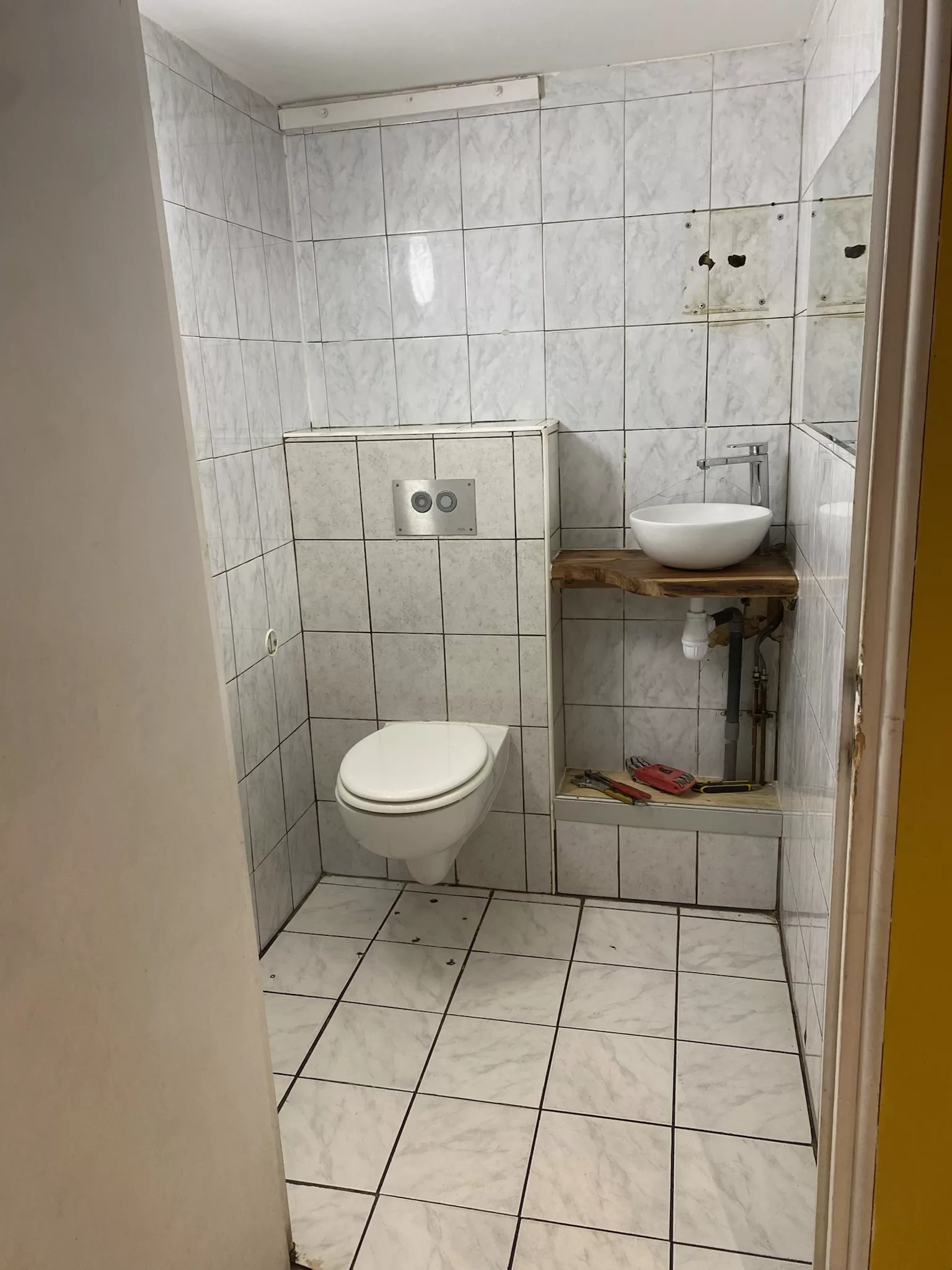 Avant — WC ancien au carrelage vieilli