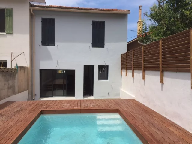 Après — Façade, terrasse bois et piscine