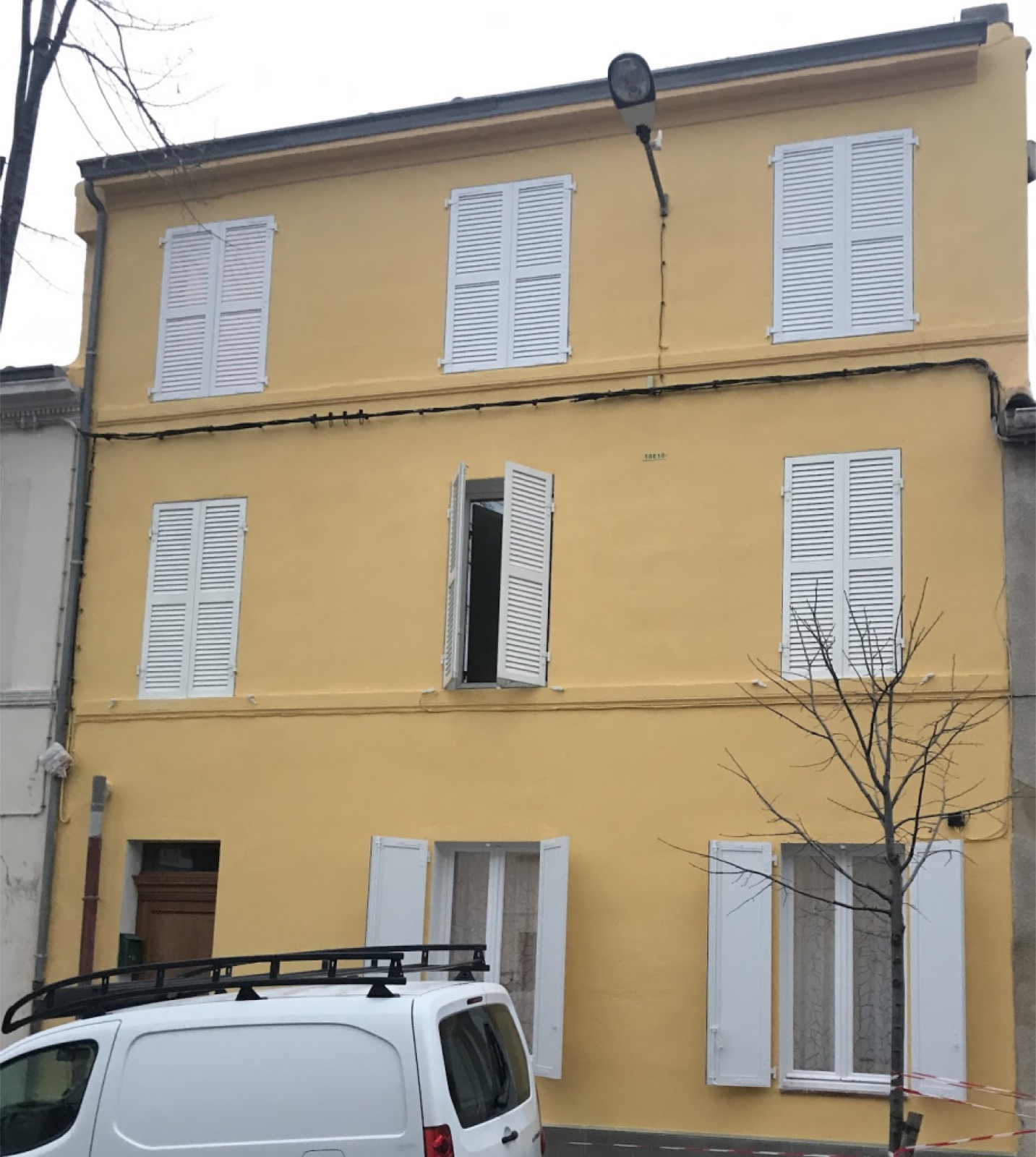 Après — façade jaune ravalée, volets neufs