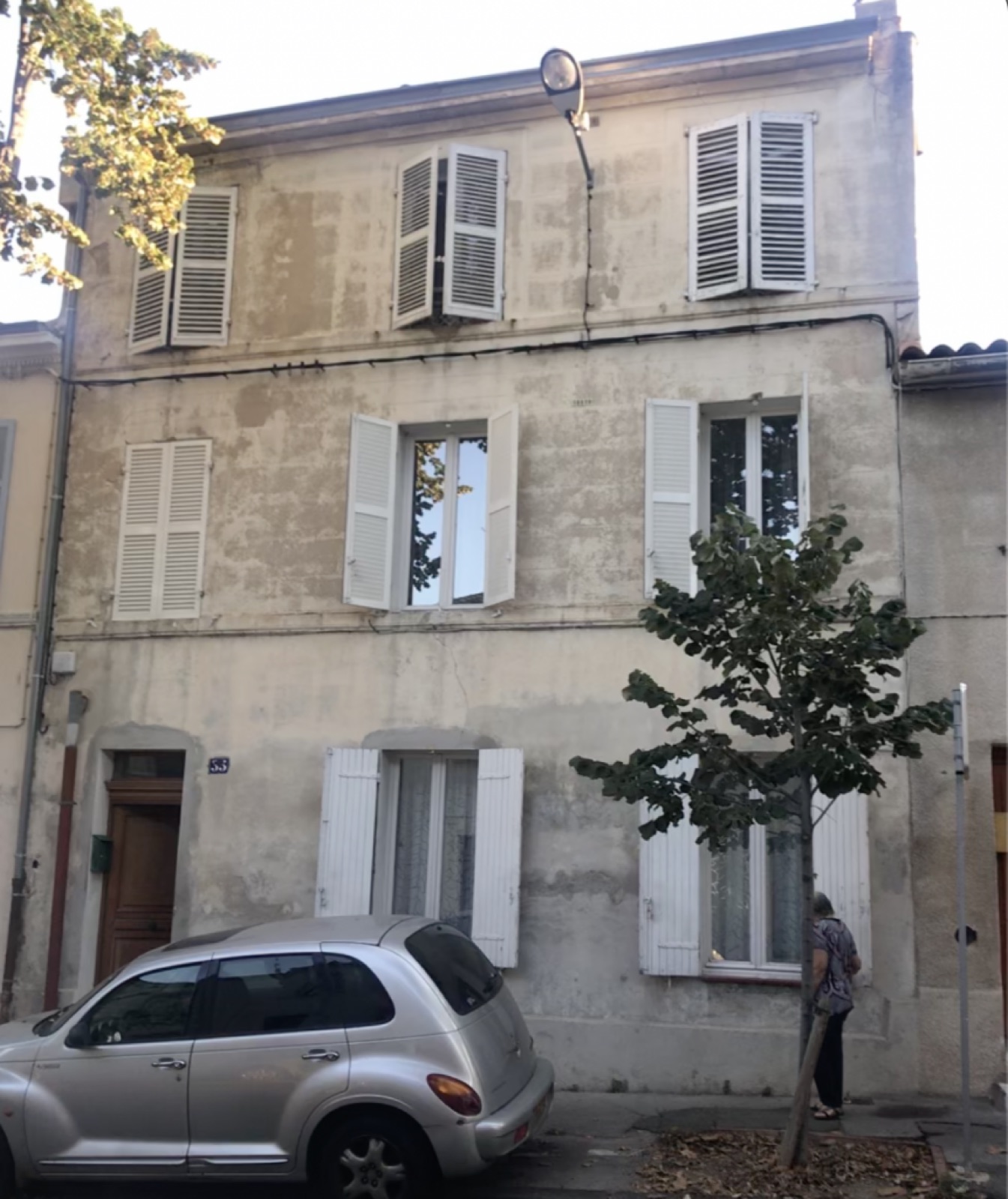 Avant — façade grise dégradée