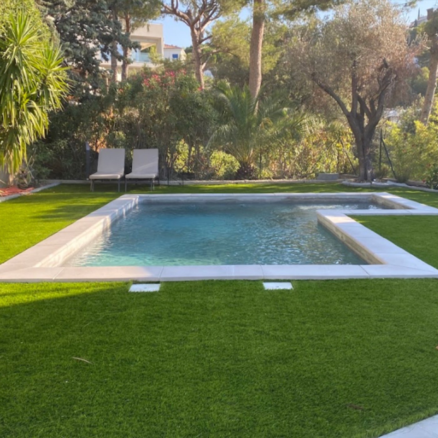 Après — piscine maçonnée et jardin paysager