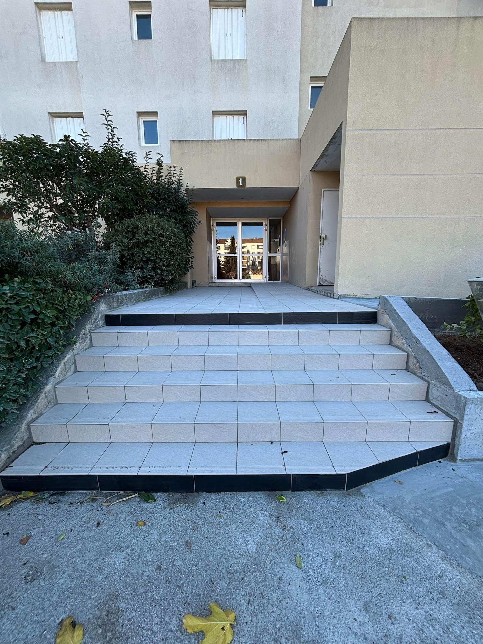Après — rampe d'accès bétonnée avec garde-corps