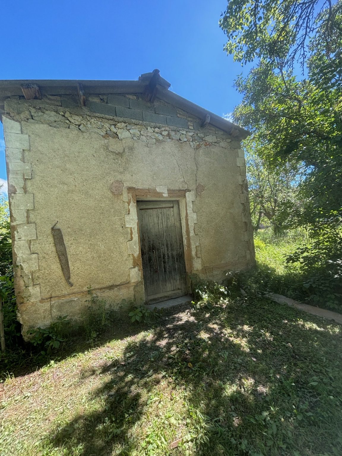 Avant — remise ancienne dégradée par le temps