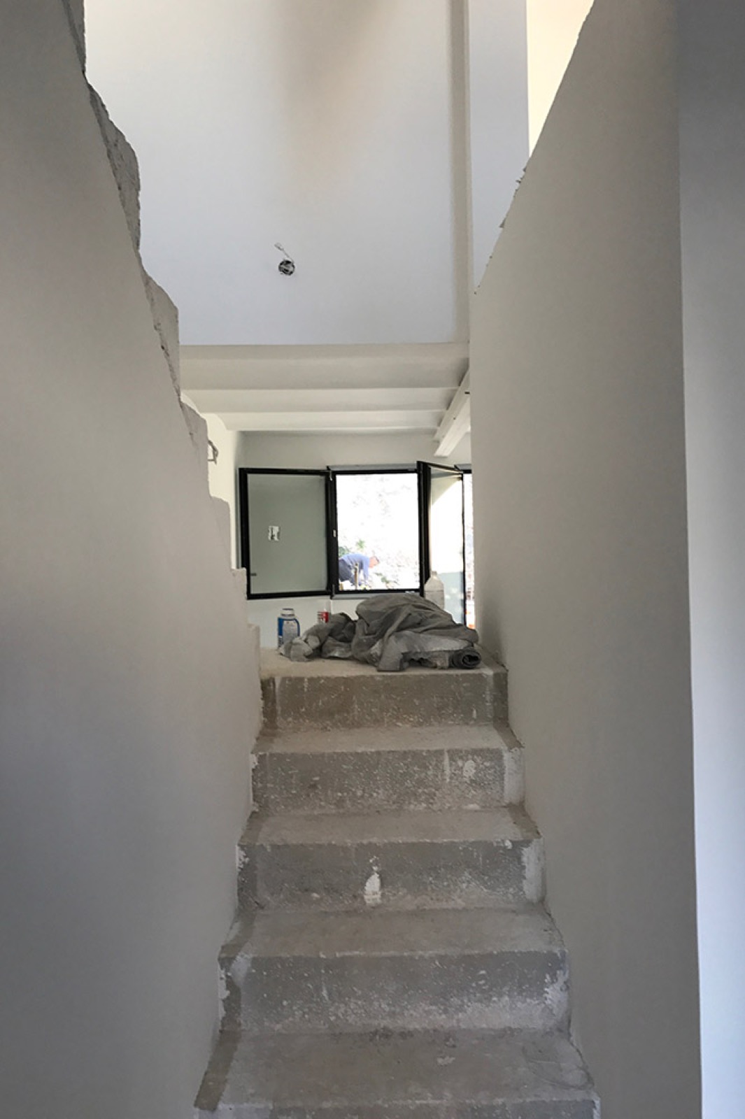 Escalier en béton brut dans une maison en rénovation