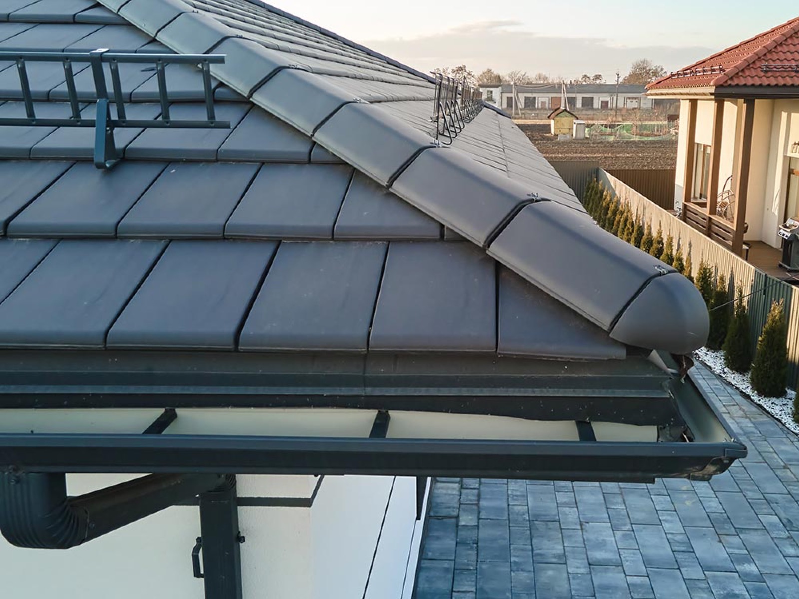 Installation d'une gouttière par un zingueur JHS