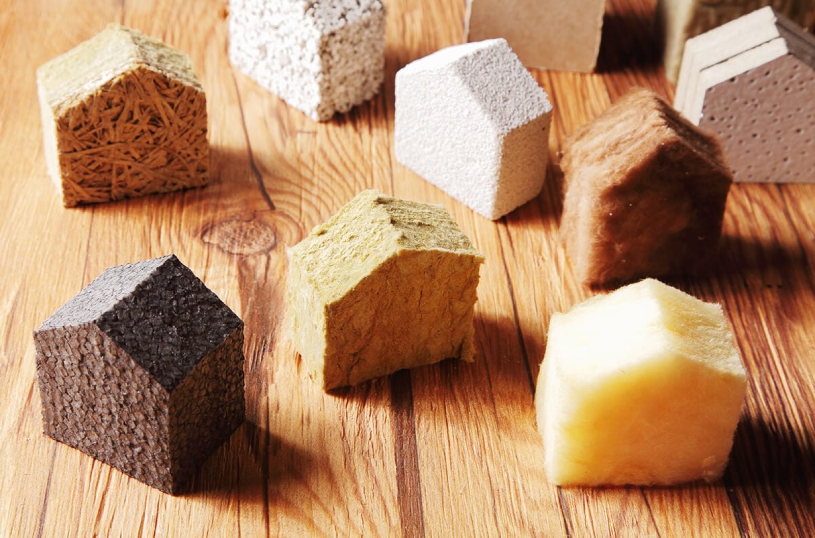 Maisons miniatures entourées d'isolants naturels et biosourcés