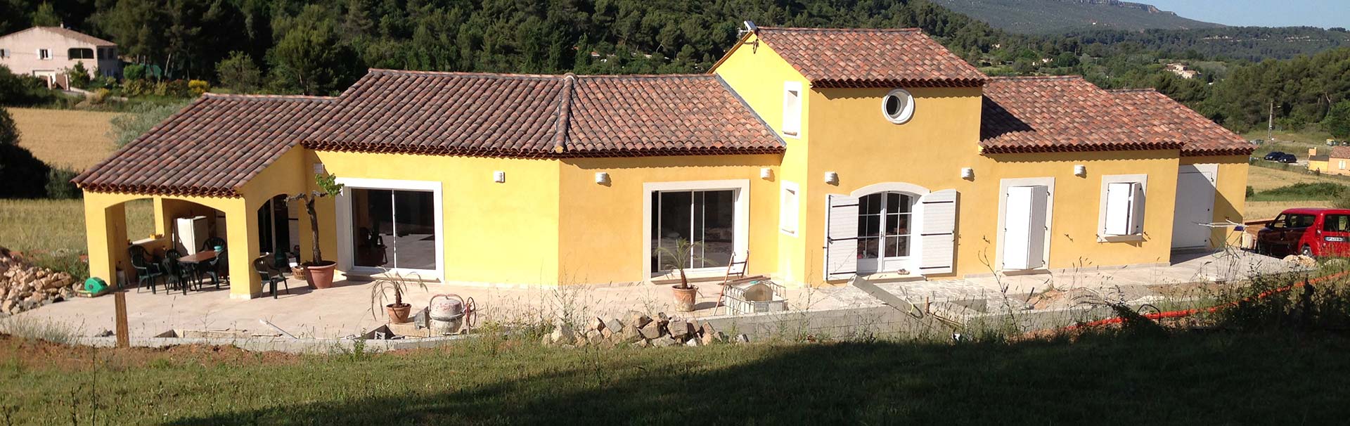 Maison provençale jaune construite par JHS Entreprise