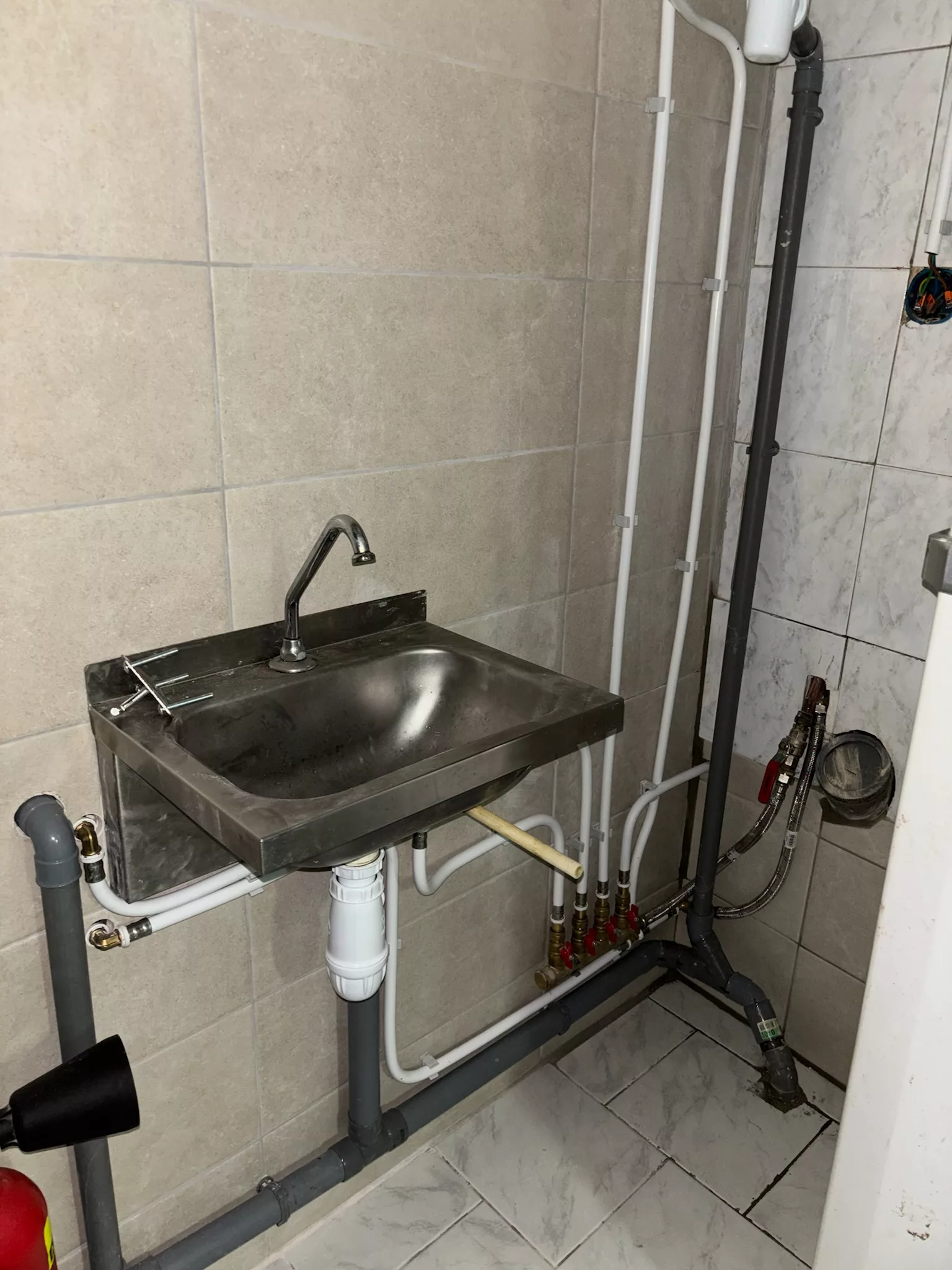Réseau de plomberie neuf dans un local technique