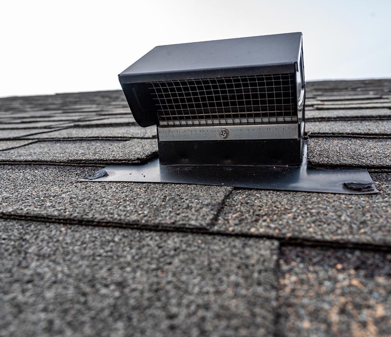 Ventilation de toiture installée sur un toit en tuiles